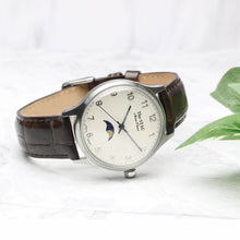 画像をギャラリービューアに読み込む, Classic Moonphase 36mm ムーンフェイズ アラビアインデックス ホワイトダイヤル ブラウンクロコ型押し