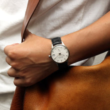 画像をギャラリービューアに読み込む, Authentic Round 36mm バーインデックス ホワイトダイヤル ブラッククロコ型押しレザー