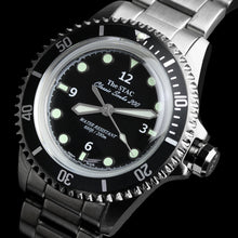 Load image into Gallery viewer, Classic Scuba 200 38mm Diver&#39;s Watch Sweep Seconds Black
